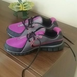 Size 8 nike shoes
